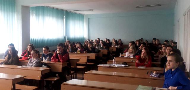 увага студентів прикута до розповіді письменника